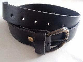Cinturón Negro con Hebilla Dorada Grabada