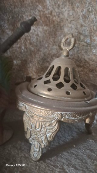 Brasero antiguo pequeño de metal