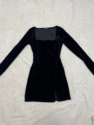 Vestido corto de terciopelo negro