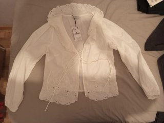 Blusa blanca Stradivarius con bordados