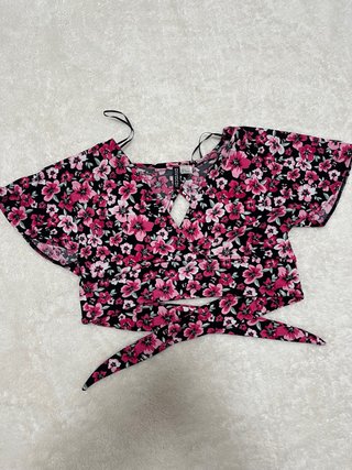 Blusa corta de flores H&M DIVIDED