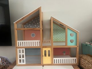 Casita de madera de juguete