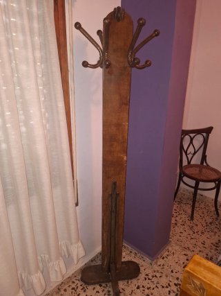 Perchero de Pie de Madera