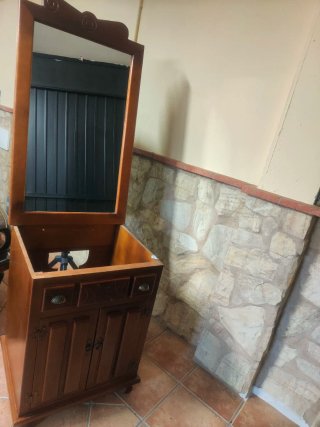 Mueble de baño con espejo de madera