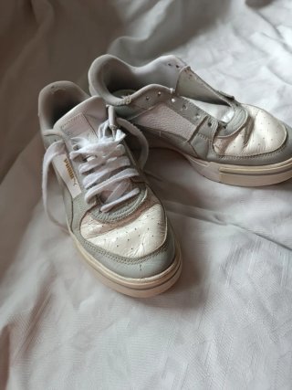 Zapatillas Puma Blancas y Grises