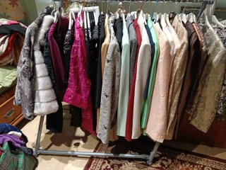Lote de diversas prendas de vestir,trajes chaqueta