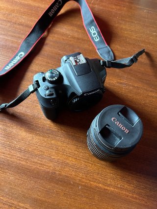 Cámara Canon EOS 1300D y accesorios