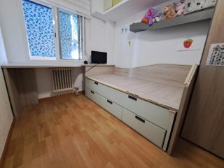 Habitación Juvenil con Dos Camas y Armario