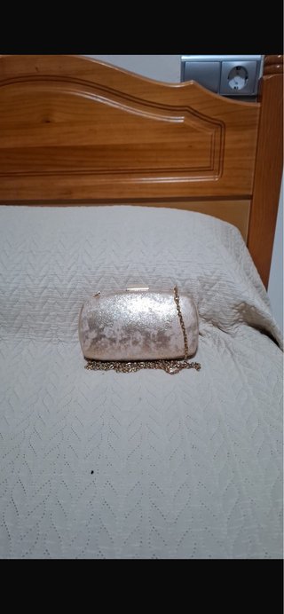 Bolso de mano dorado con cadena