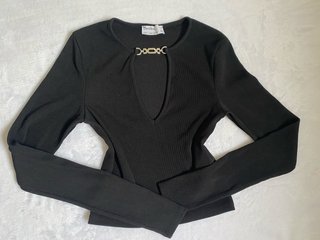 Camiseta negra Bershka con escote