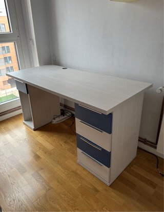 Mesa de escritorio con cajoneras