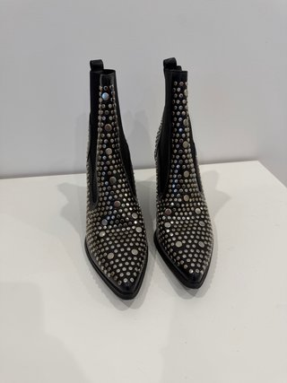 Botines de punta con tachuelas