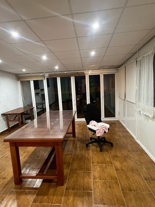 Mesa de despacho de madera y cristal