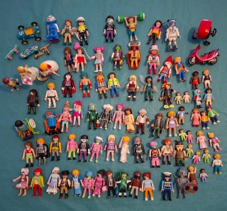 Lote 85 muñecos Playmobil con vehículos accesorios