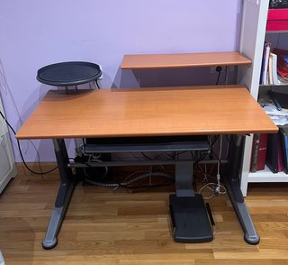 Mesa de estudio con soporte para ordenador