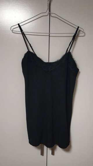 Camiseta negra de tirantes con escote de encaje