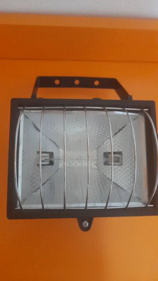 FOCO DE ILUMINACIÓN GS PRÁCTICAMENTE NUEVO.