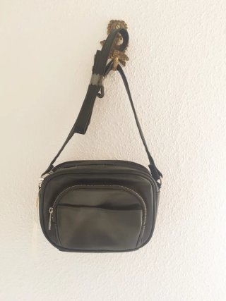 Bolso pequeño estilo bandolera negro