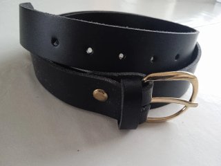 Cinturón Negro con Hebilla Dorada
