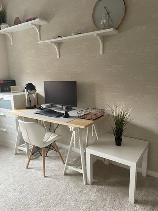 Conjunto escritorio, silla y mesa auxiliar