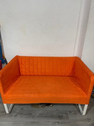 Sofá IKEA de dos plazas naranja