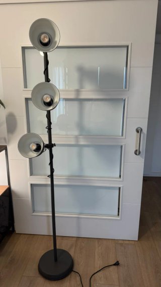 Lámpara de pie IKEA HEKTAR gris