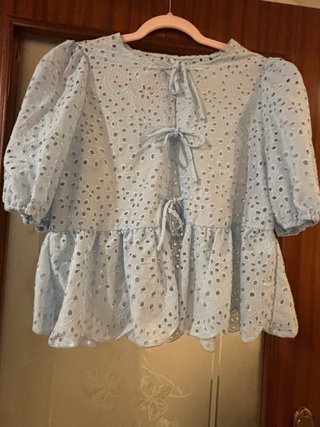 Blusa azul con bordados