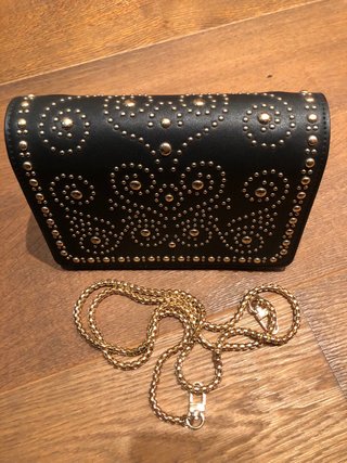 Bolso Negro con Tachuelas Doradas
