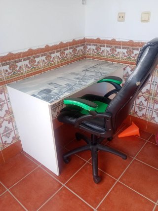 Mesa de escritorio y silla