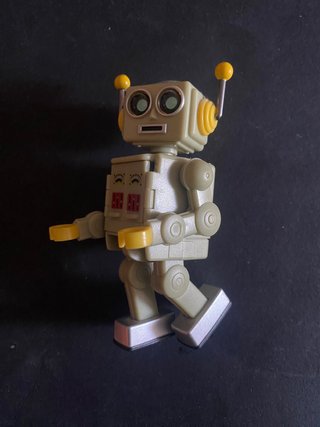 Robot giocattolo in plastica con arti snodati