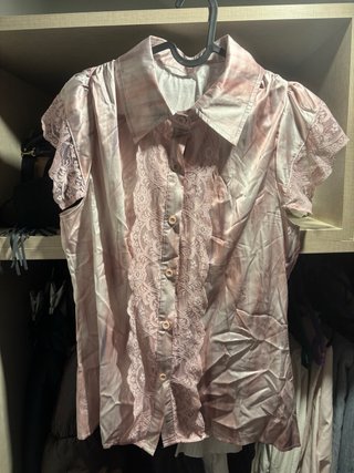 Blusa rosa con detalles de encaje