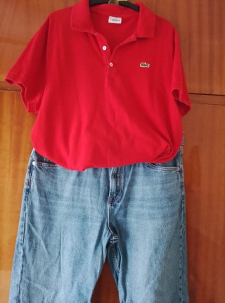 Conjunto Lacoste: Polo Rojo y Vaqueros