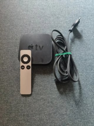 Apple TV con mando y cable