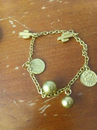 Pulsera Dorada con Abalorios