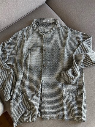 Camisa de rayas gris y blanca
