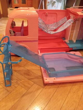 Caravana de Barbie con Piscina y Tobogán