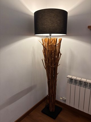 Lámpara de pie de madera natural