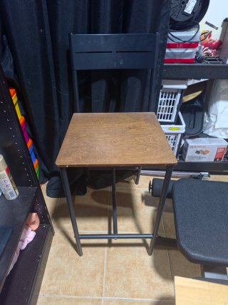 Silla alta de metal y madera