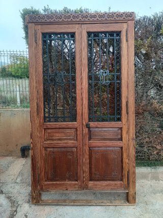 Puerta Antigua de Madera y Hierro