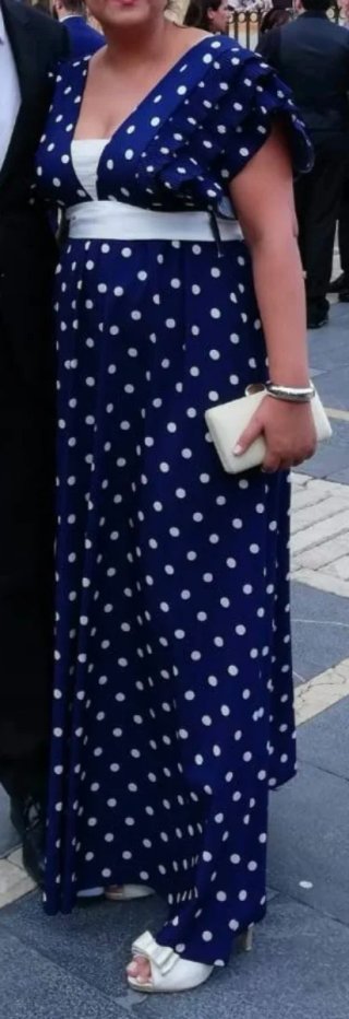 Vestido largo azul con lunares blancos