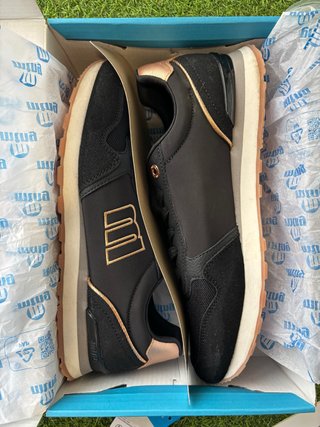 Zapatillas Mustang Negras y doradas Talla 42