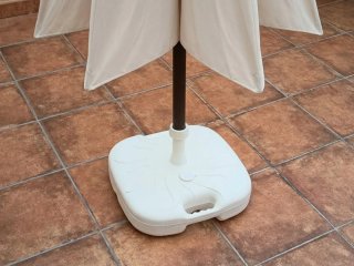 Base para sombrilla rellenable blanca