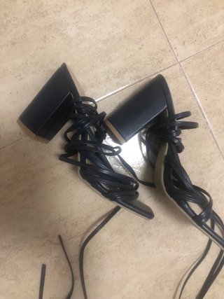 Sandalias de tacón negras con tiras