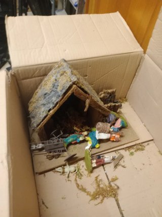 Casetta per presepe con statuine