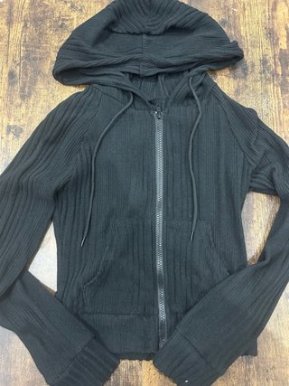 Chaqueta Negra con Capucha