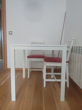 Mesa de comedor extensible, 4 sillas y cojines