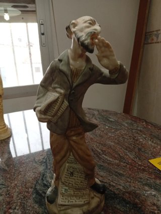 Figura Antigua Vendedor de Periódicos