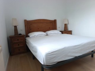 Cama de matrimonio con cabecero y mesitas