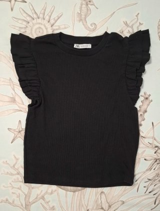 Camiseta negra Zara con volantes