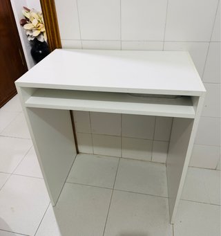 Mesa de escritorio blanca